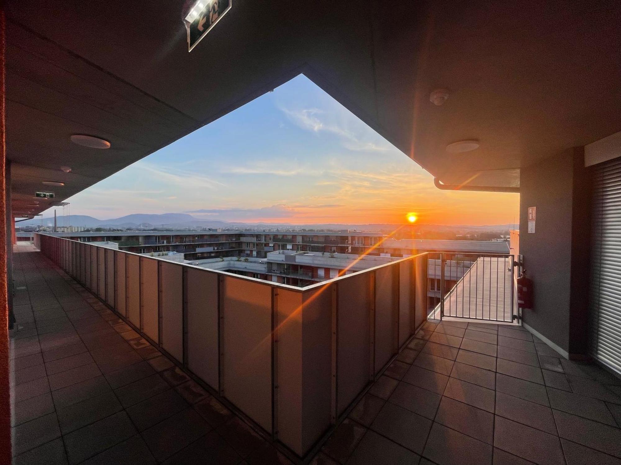 100 Qm Penthouse, Self-Check-In, 2 Parkplaetze Apartment กราซ ภายนอก รูปภาพ
