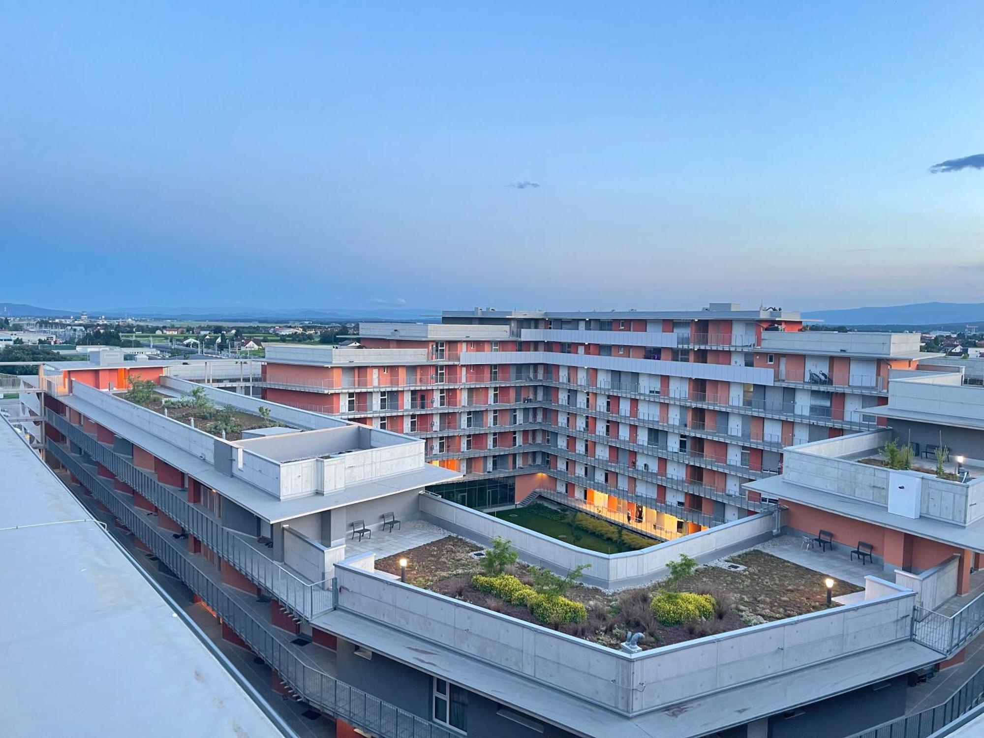 100 Qm Penthouse, Self-Check-In, 2 Parkplaetze Apartment กราซ ภายนอก รูปภาพ