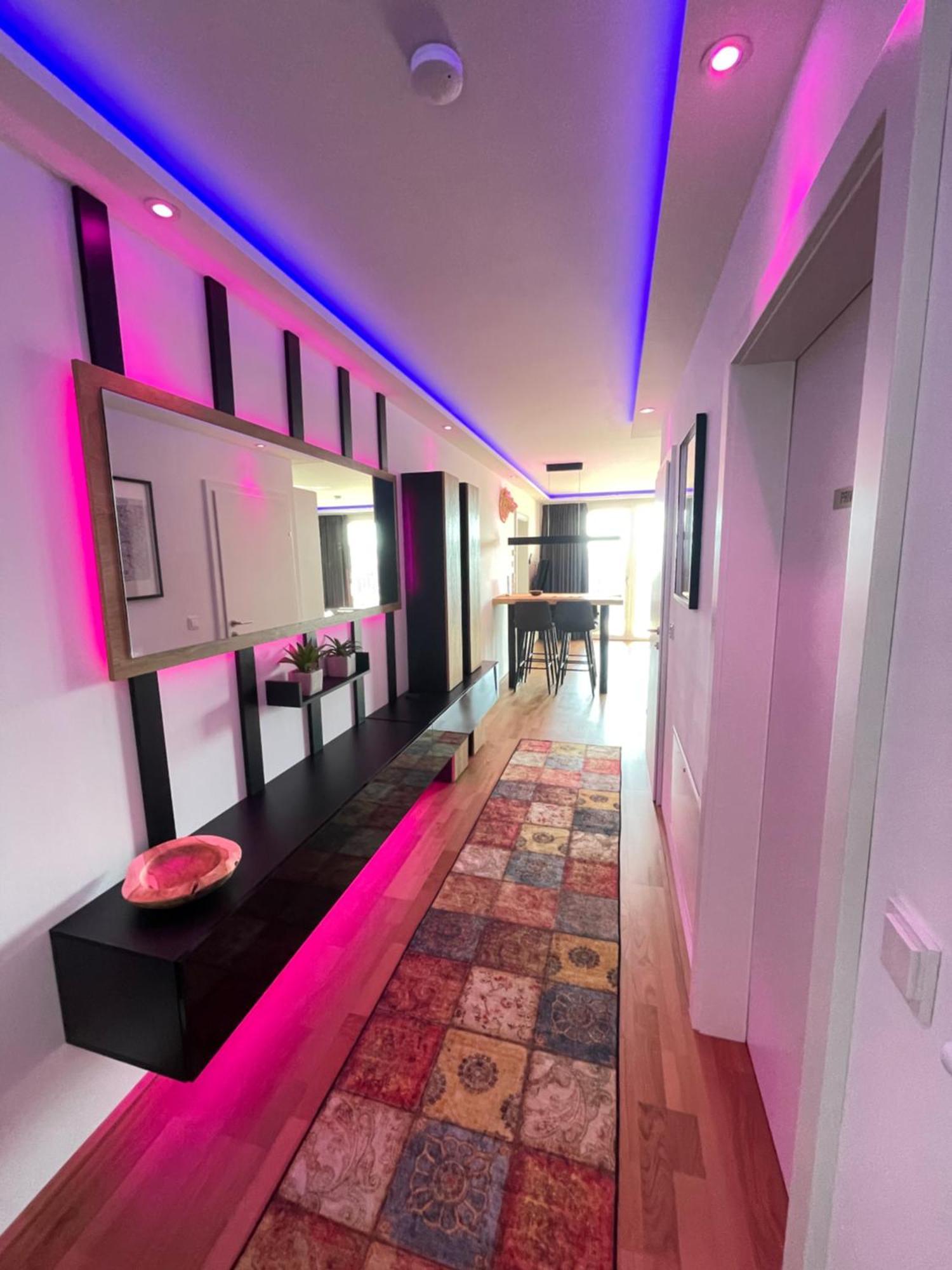 100 Qm Penthouse, Self-Check-In, 2 Parkplaetze Apartment กราซ ภายนอก รูปภาพ