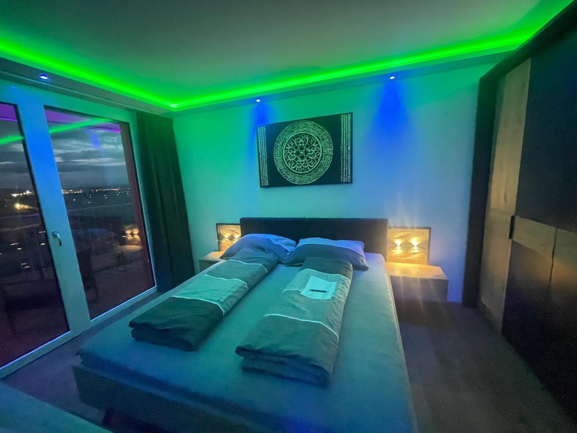 100 Qm Penthouse, Self-Check-In, 2 Parkplaetze Apartment กราซ ภายนอก รูปภาพ